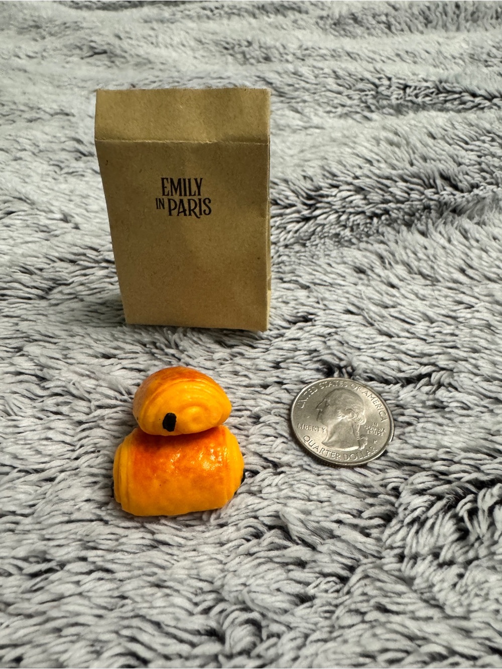 BRAND NEW- ZURU Emily in Paris - Croissants Mini Brands